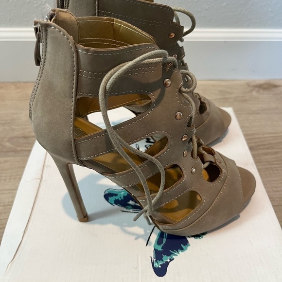 FOREVER Woman Taupe Nub With Laces Heels, Size 6.5 - Picture 3 of 6